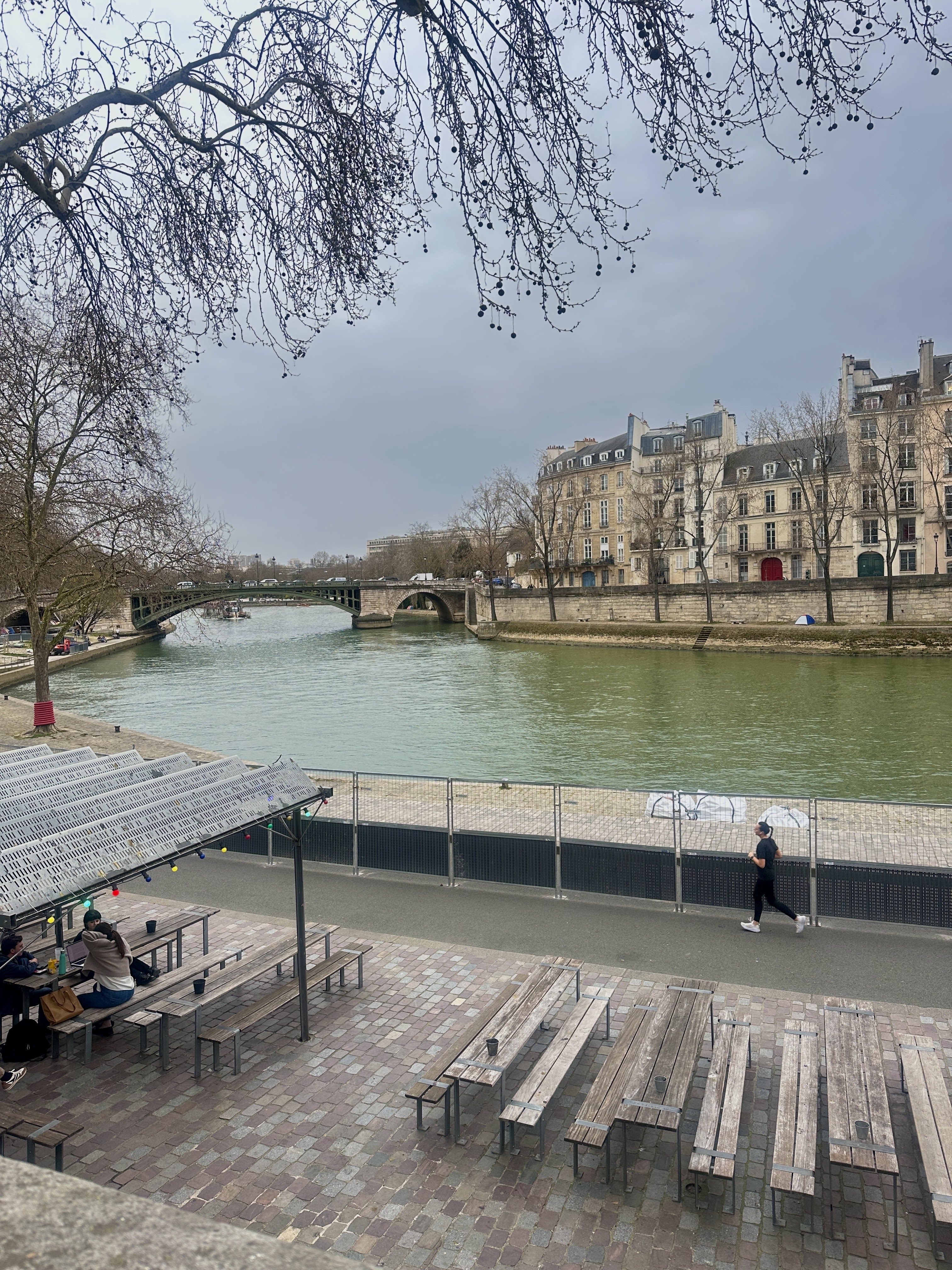Les Nautes by the Seine